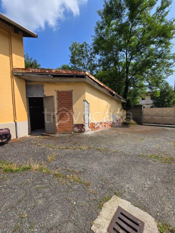 locale commerciale in vendita a Biella