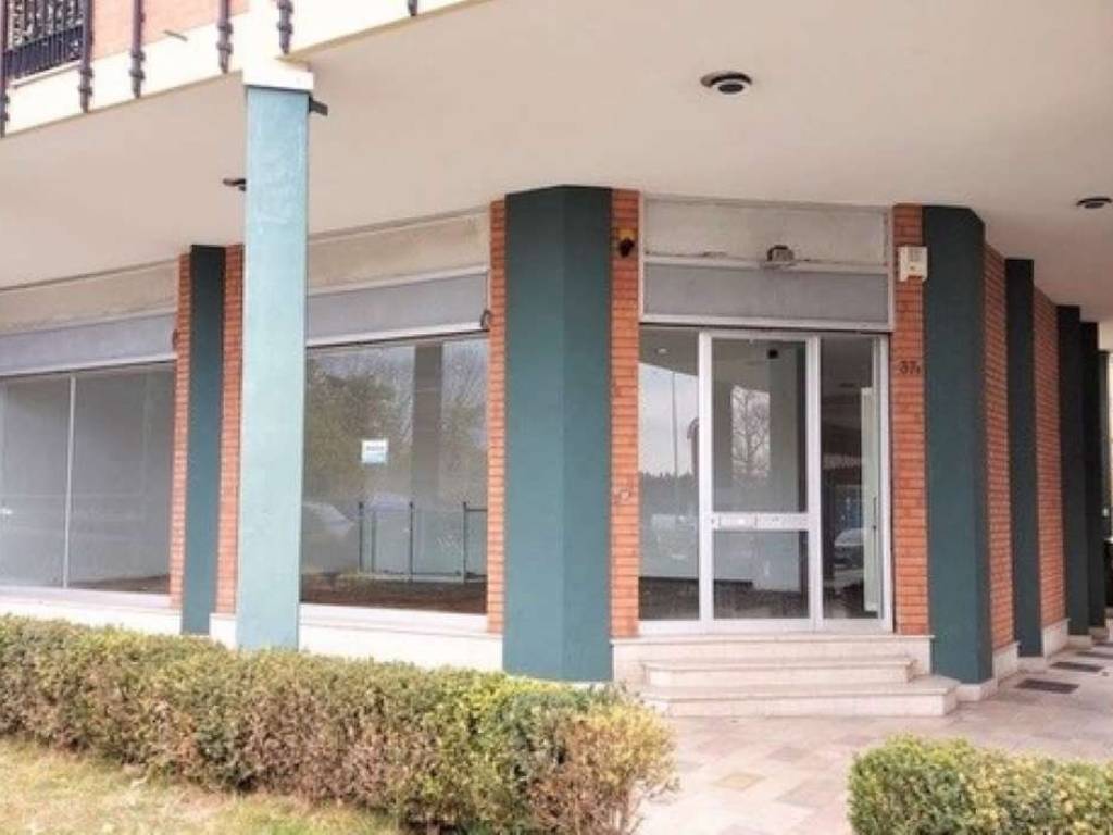 negozio in vendita a Biella in zona Centro Città