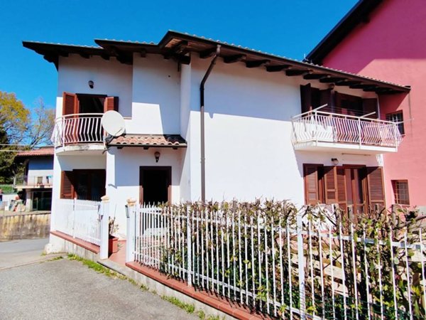 casa indipendente in vendita a Biella in zona Piazzo
