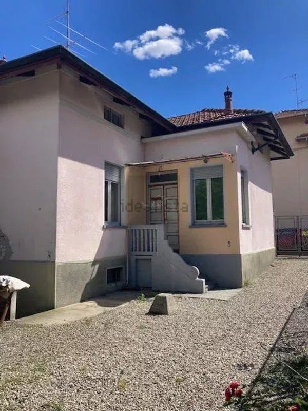 casa indipendente in vendita a Biella in zona Chiavazza