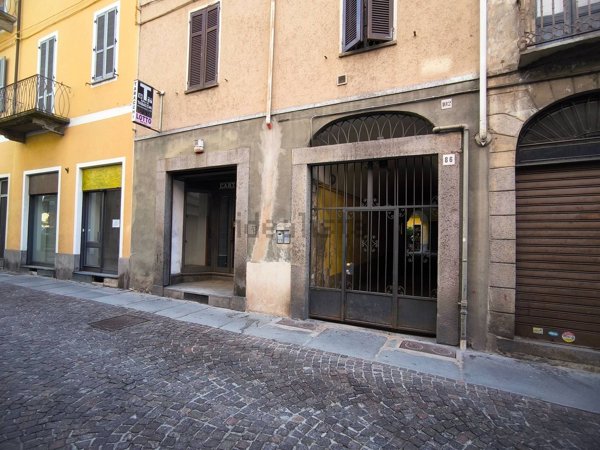 locale commerciale in vendita a Biella in zona Centro Città