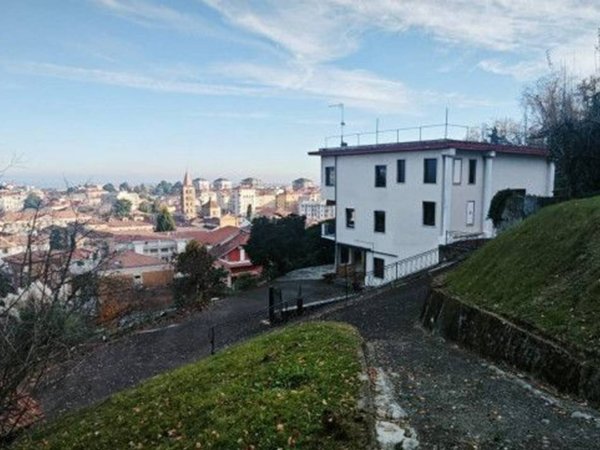 casa indipendente in vendita a Biella in zona Piazzo