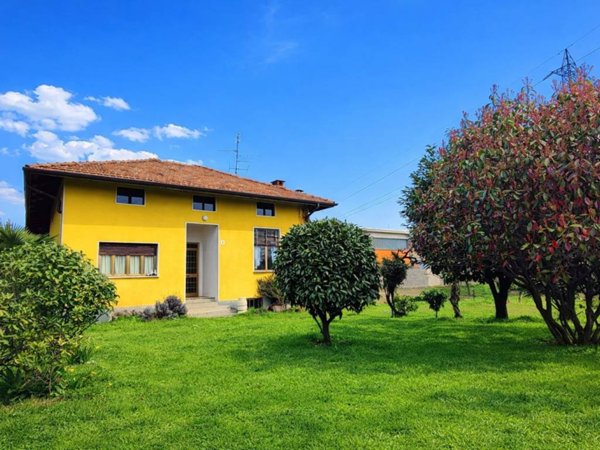 casa indipendente in vendita a Biella in zona Chiavazza