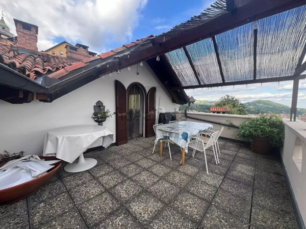 casa indipendente in vendita a Biella in zona Piazzo
