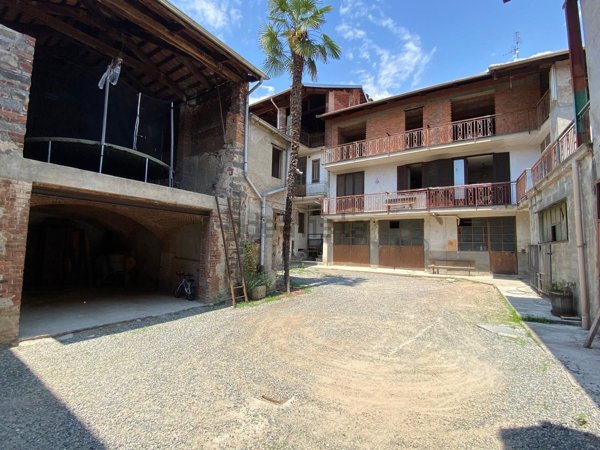 casa indipendente in vendita a Biella in zona Chiavazza