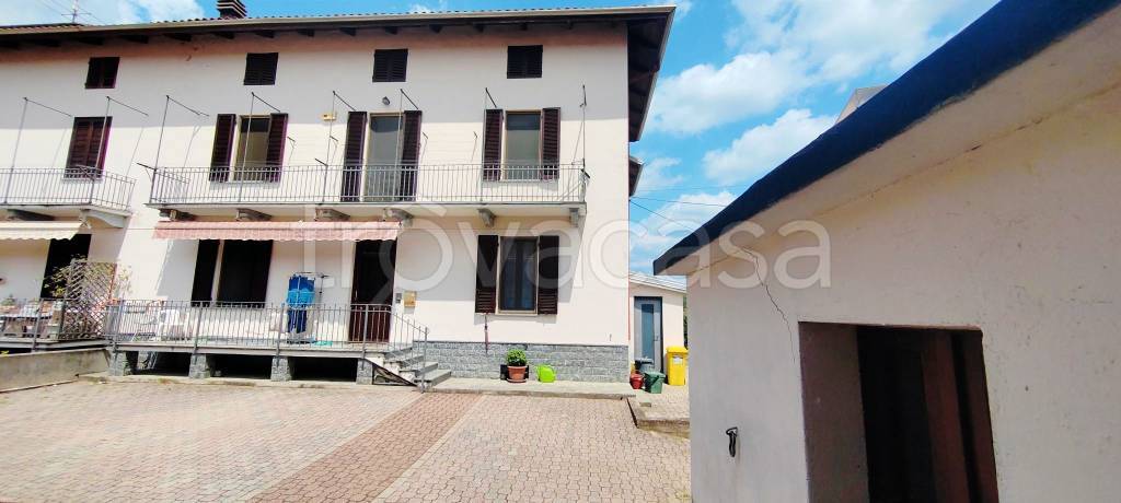 casa indipendente in vendita a Biella in zona Chiavazza