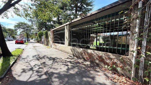locale commerciale in vendita a Biella in zona Viale Macallè