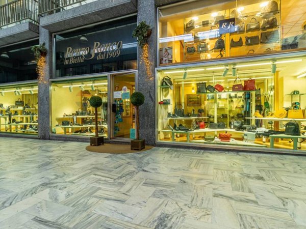locale commerciale in vendita a Biella in zona Centro Città