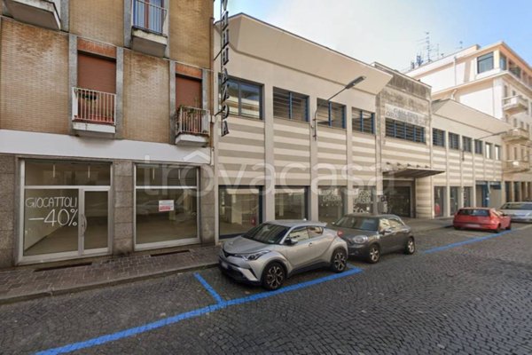 locale commerciale in vendita a Biella in zona Centro Città