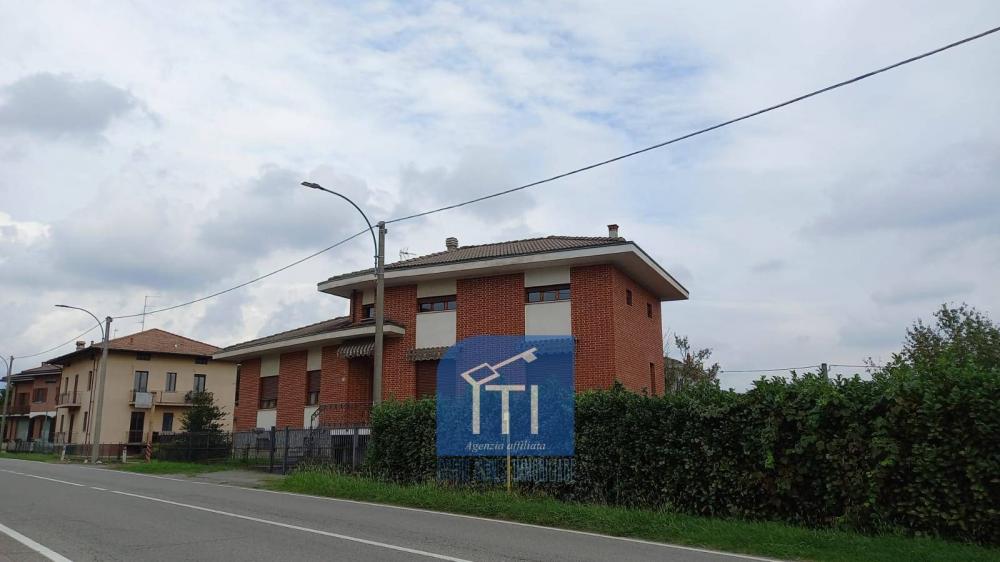 casa indipendente in vendita a Camburzano