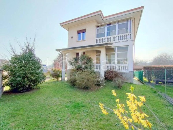 casa indipendente in vendita a Camburzano