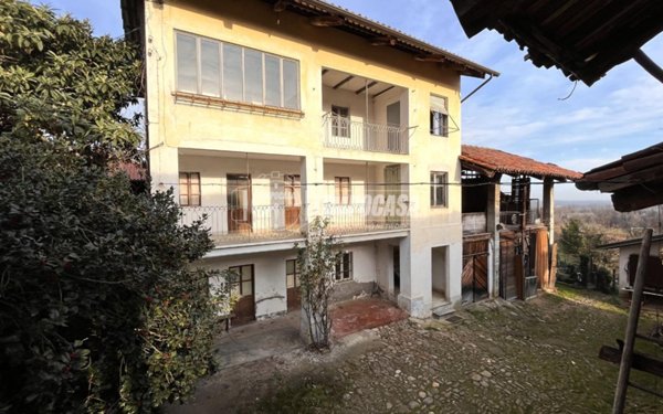 casa indipendente in vendita a Camburzano