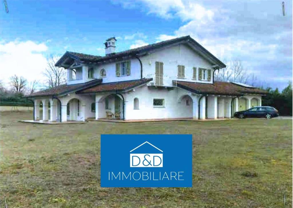 casa indipendente in vendita a Camburzano