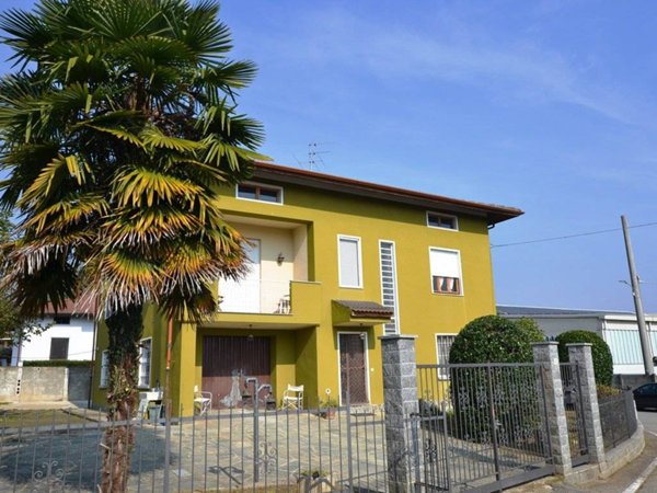 casa indipendente in vendita a Camburzano