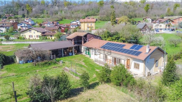 casa indipendente in vendita a Camburzano