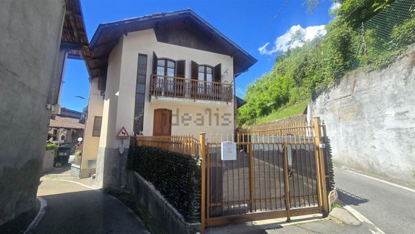 casa indipendente in vendita a Camburzano