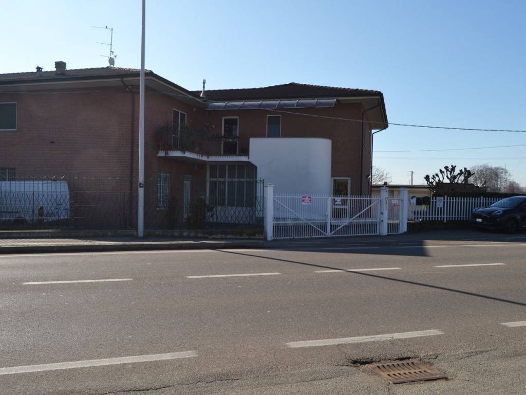 locale commerciale in vendita a Biella in zona Chiavazza