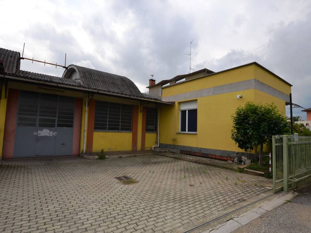 locale commerciale in vendita a Candelo