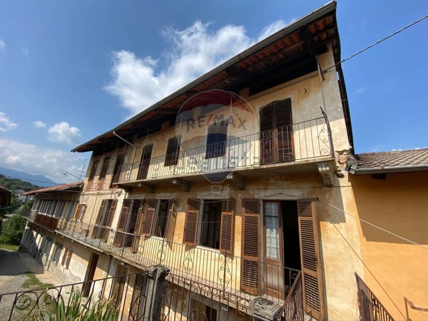 esavano in vendita a Casapinta