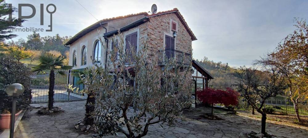 casa indipendente in vendita ad Acqui Terme in zona Ovrano