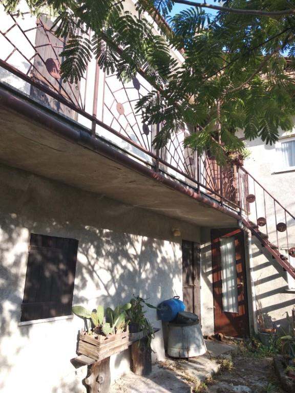 casa indipendente in vendita ad Acqui Terme in zona Ovrano