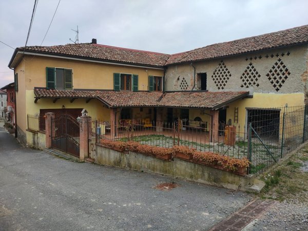 casa indipendente in vendita ad Acqui Terme in zona Moirano