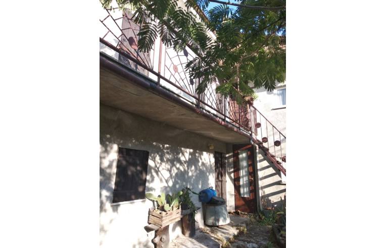 casa indipendente in vendita ad Acqui Terme in zona Ovrano