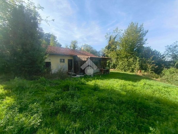 casa indipendente in vendita ad Acqui Terme in zona Lussito