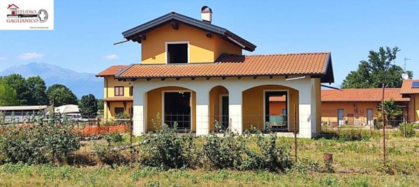 casa indipendente in vendita a Cerrione