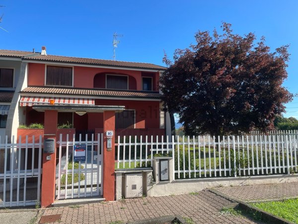casa indipendente in vendita a Cerrione in zona Vergnasco