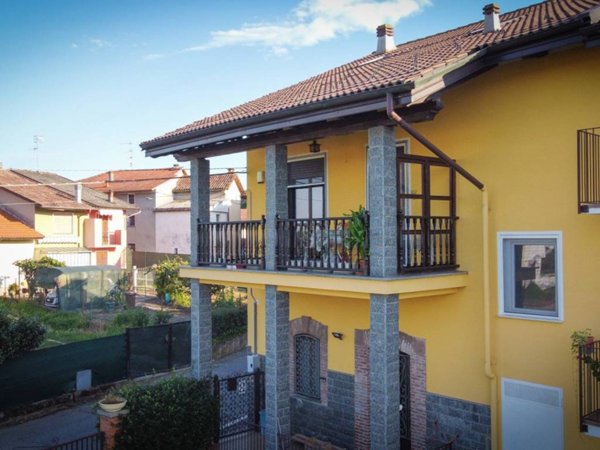 casa indipendente in vendita a Cerrione