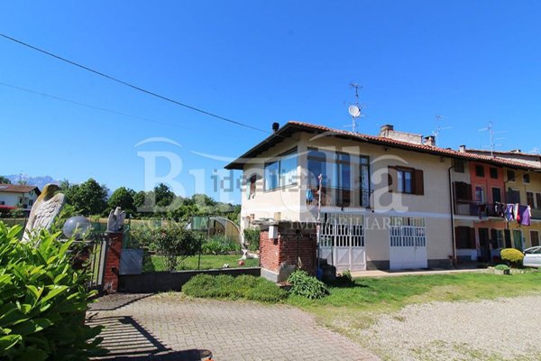casa indipendente in vendita a Cerrione