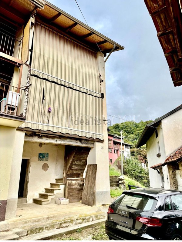 casa indipendente in vendita a Coggiola in zona Viera Superiore