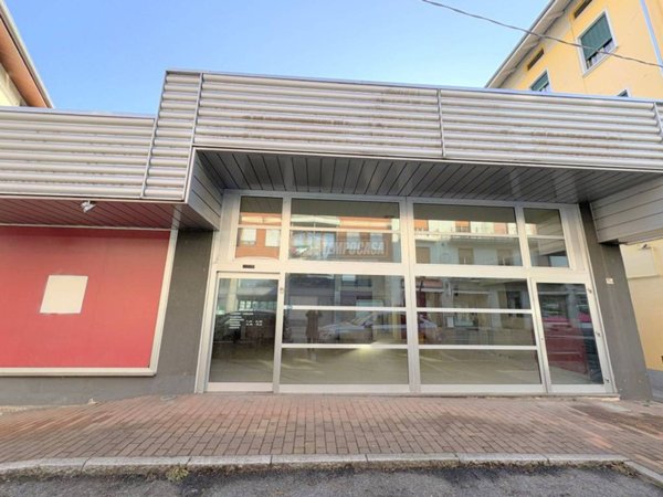 negozio in vendita a Cossato