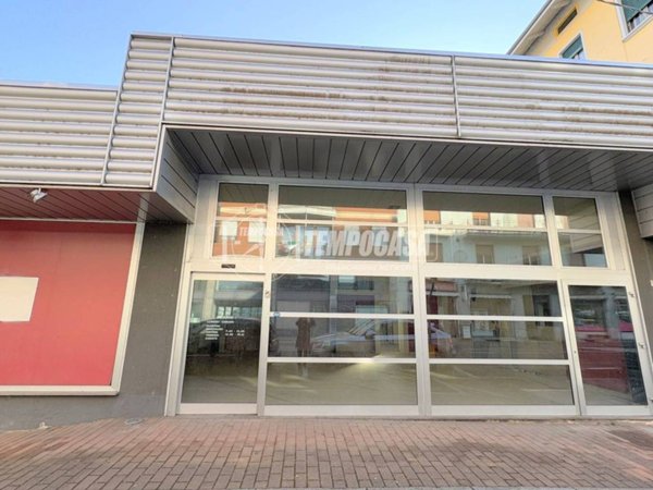negozio in vendita a Cossato