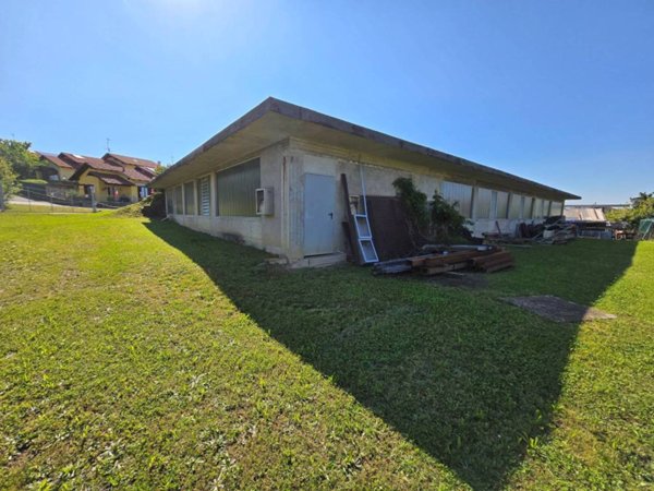 locale commerciale in vendita a Cossato