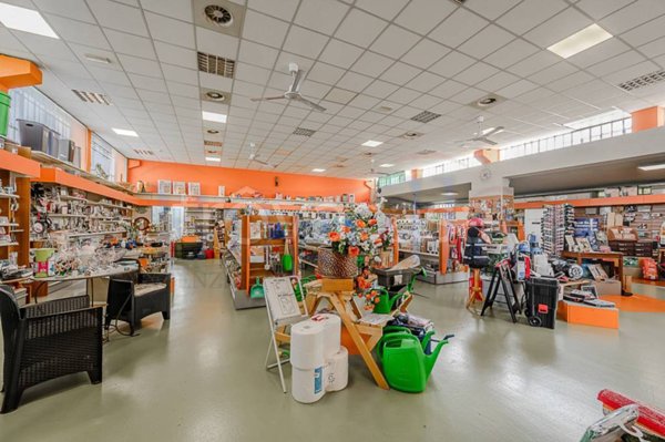 negozio in vendita a Cossato