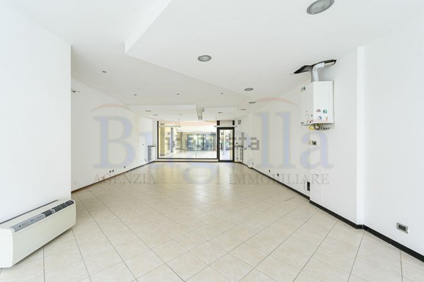 negozio in vendita a Cossato