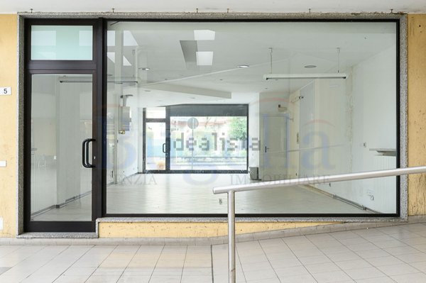 locale commerciale in vendita a Cossato