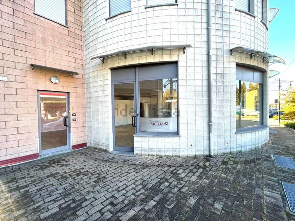 locale commerciale in vendita a Cossato