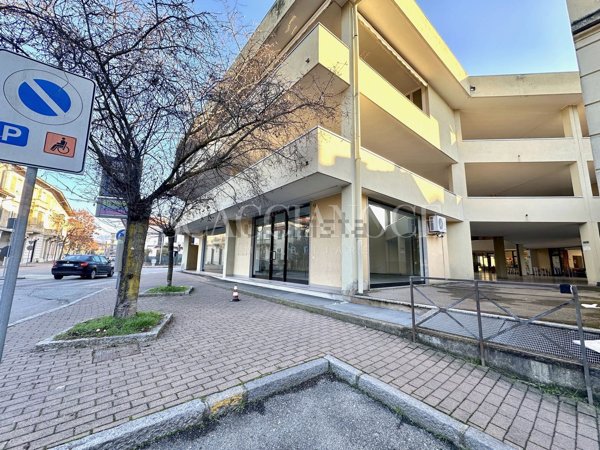 locale commerciale in vendita a Cossato