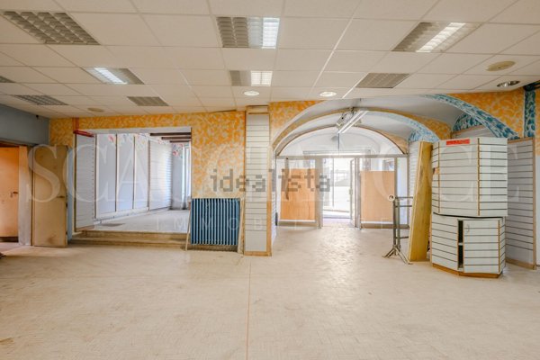 locale commerciale in vendita a Cossato