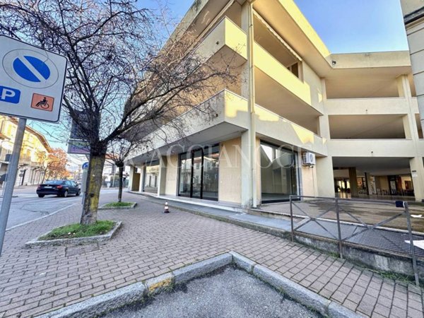 negozio in vendita a Cossato