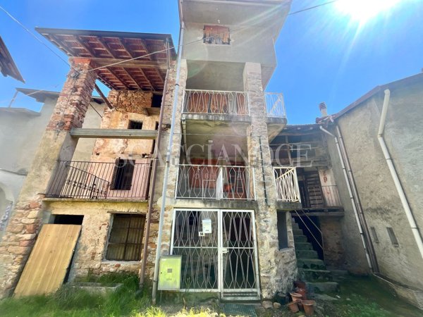 casa indipendente in vendita a Curino