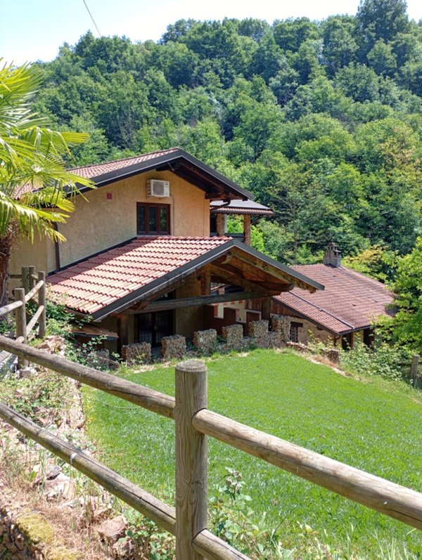 casa indipendente in vendita a Curino