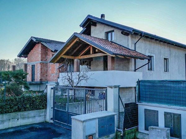 casa indipendente in vendita a Dorzano
