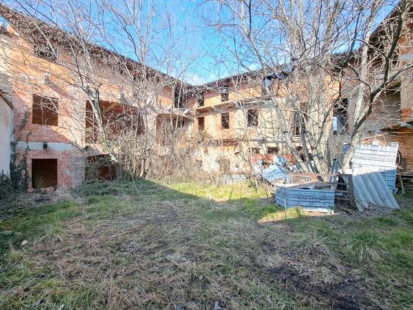 casa indipendente in vendita a Magnano