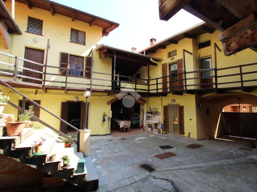 casa indipendente in vendita a Magnano
