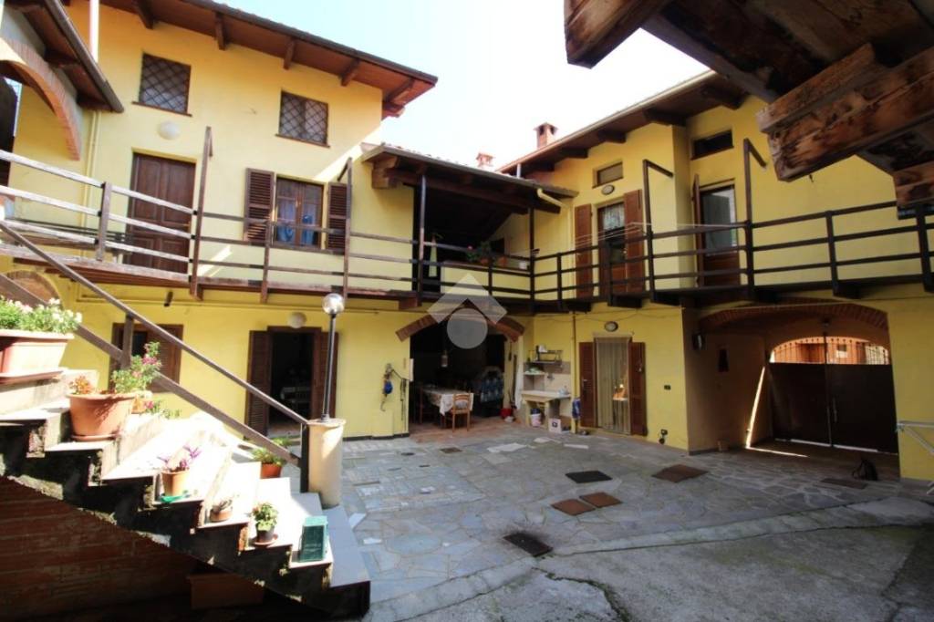 casa indipendente in vendita a Magnano