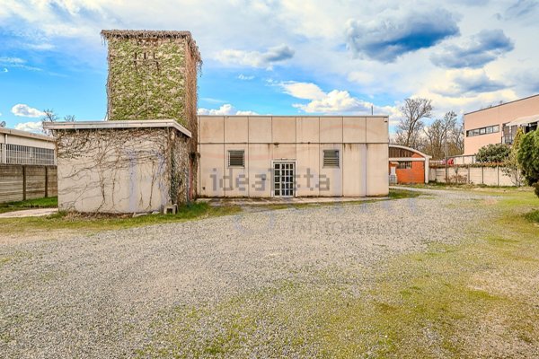 locale di sgombero in vendita a Masserano